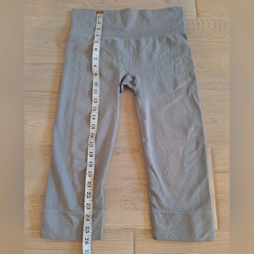 Lululemon Cropped Capri Gray Textured Compression Leggings - Size 6